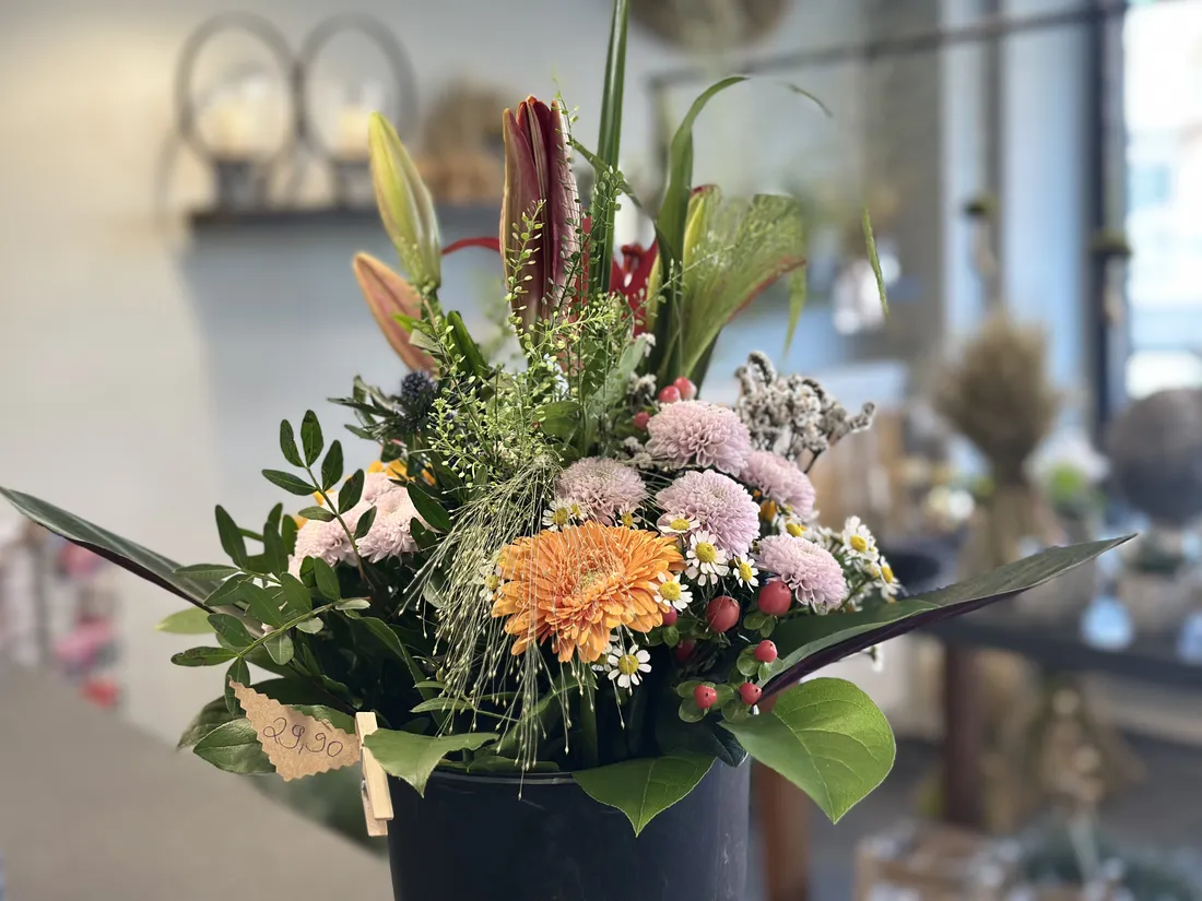Handgebundener bunter Blumenstrauß vom Blumenatelier Moers