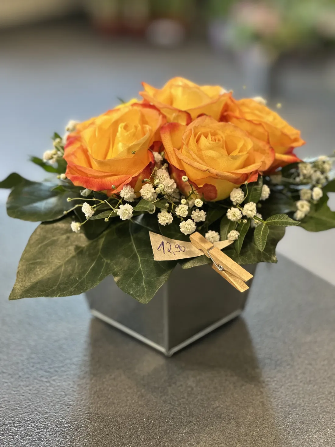 Edle Rosen-Box mit orangefarbenen Rosen als Geschenk vom Blumenatelier Moers