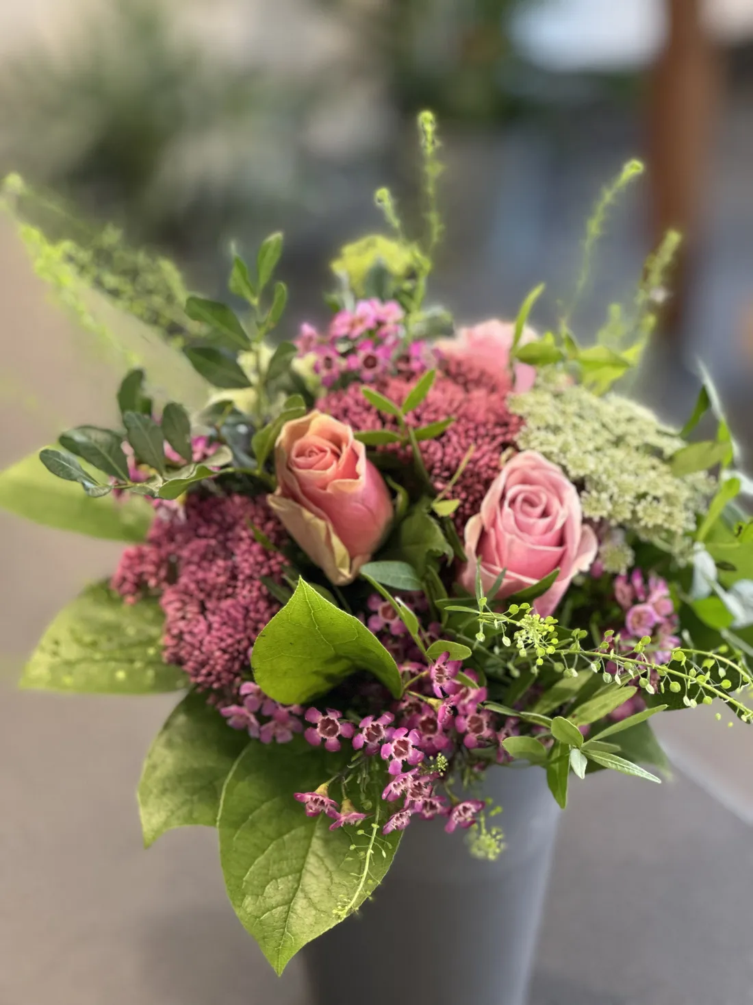 Romantischer Brautstrauß in zarten Rosa- und Beerentönen vom Blumenatelier Moers