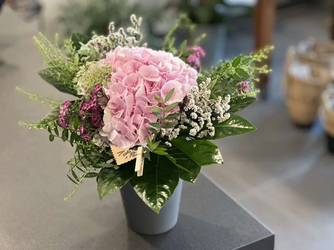 Zarter Hochzeitsstrauß mit Hortensien in Rosatönen vom Blumenatelier Moers