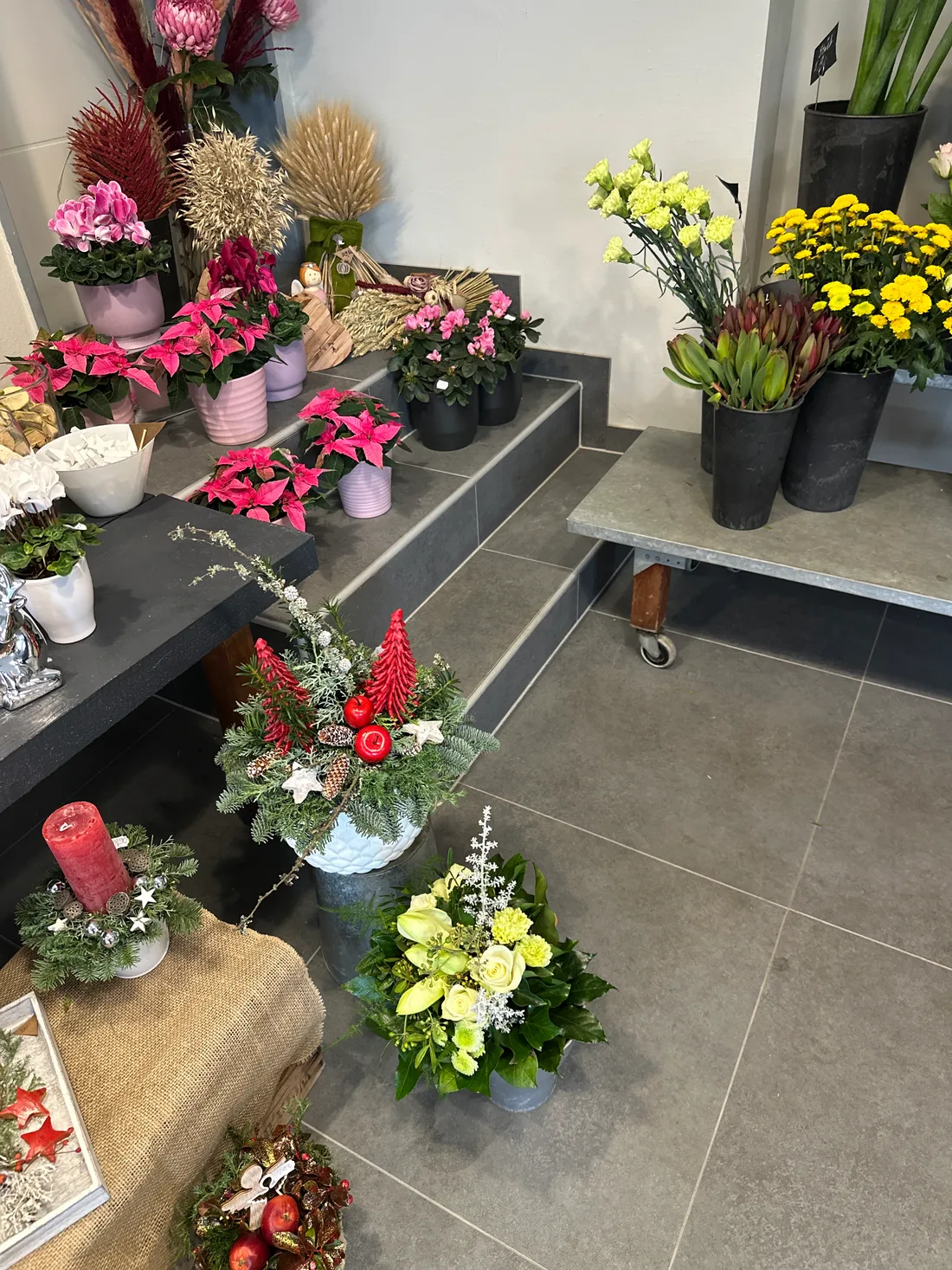 Blick in das Blumenatelier Moers mit saisonaler Dekoration