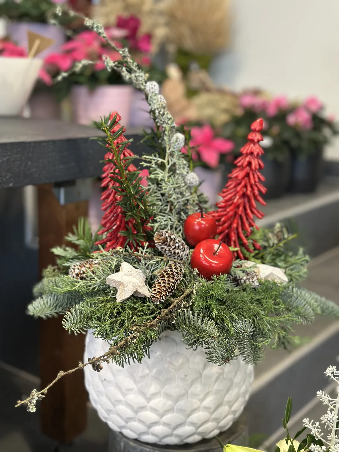 Weihnachtliches Gesteck mit roter Kerze vom Blumenatelier Moers