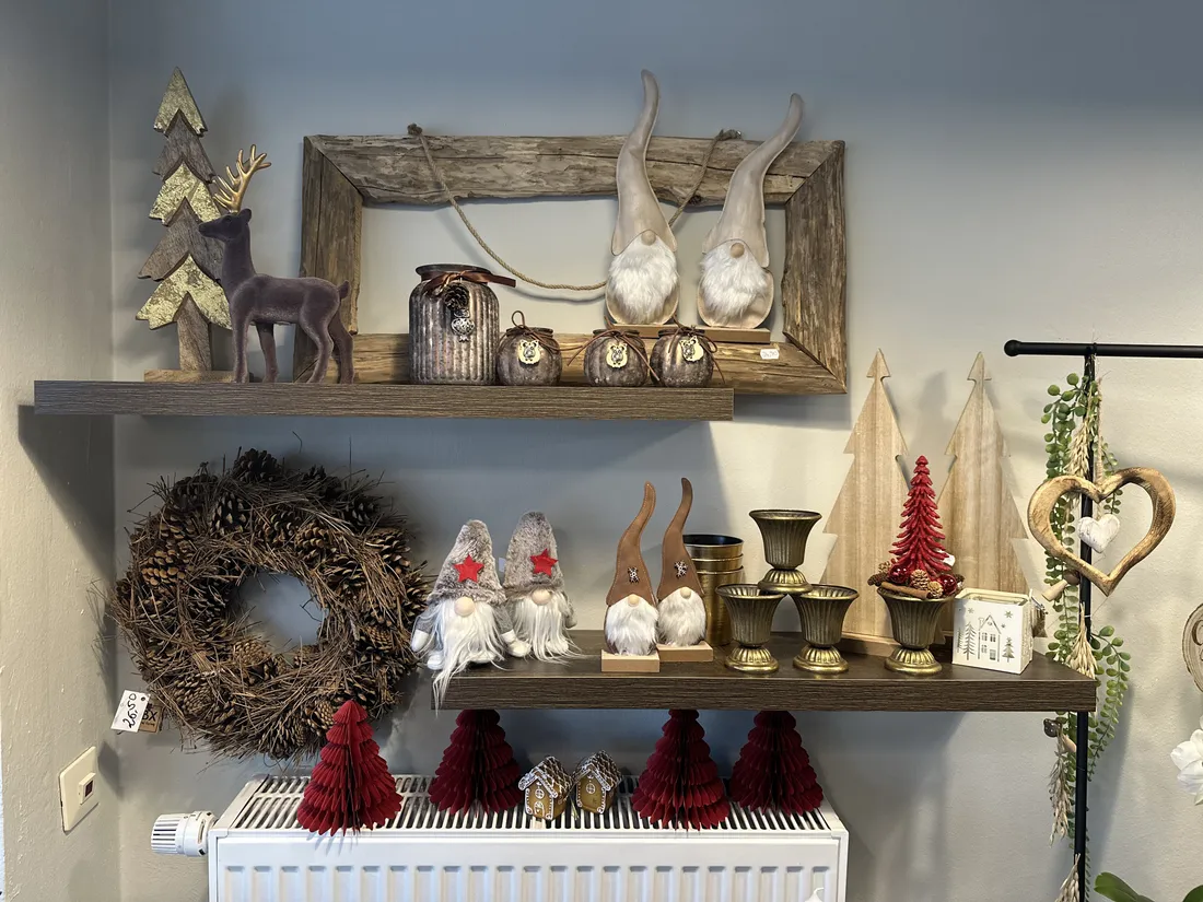 Liebevoll dekorierte Auslage im Blumenatelier Moers