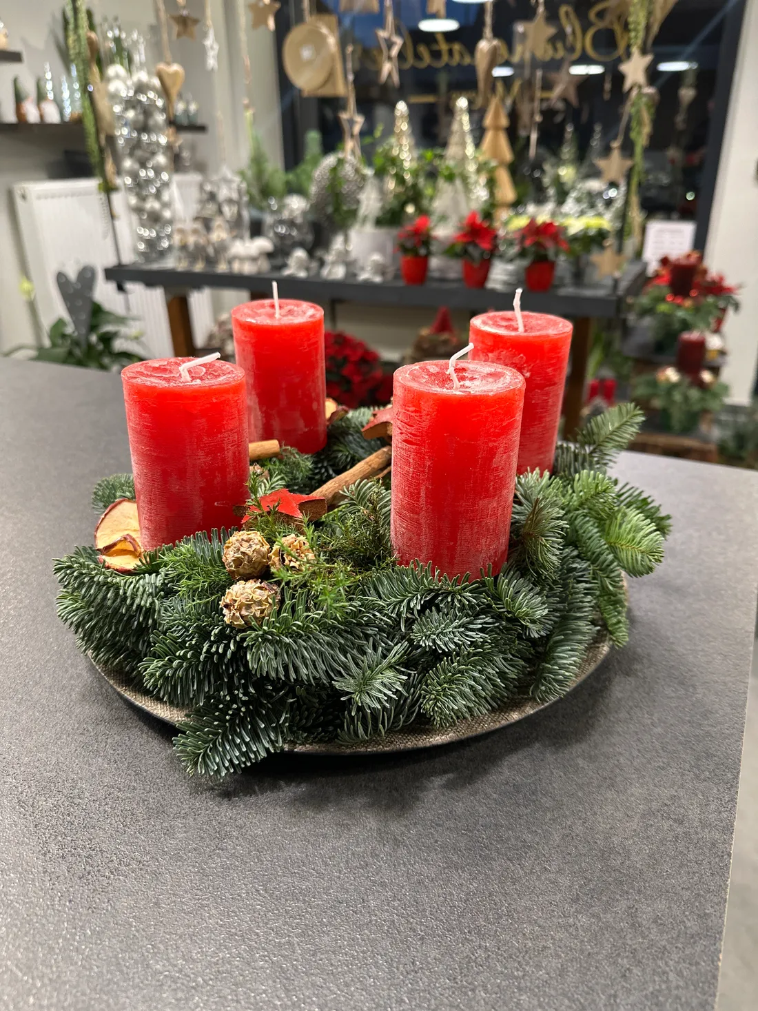 Klassischer Adventskranz mit vier roten Kerzen vom Blumenatelier Moers