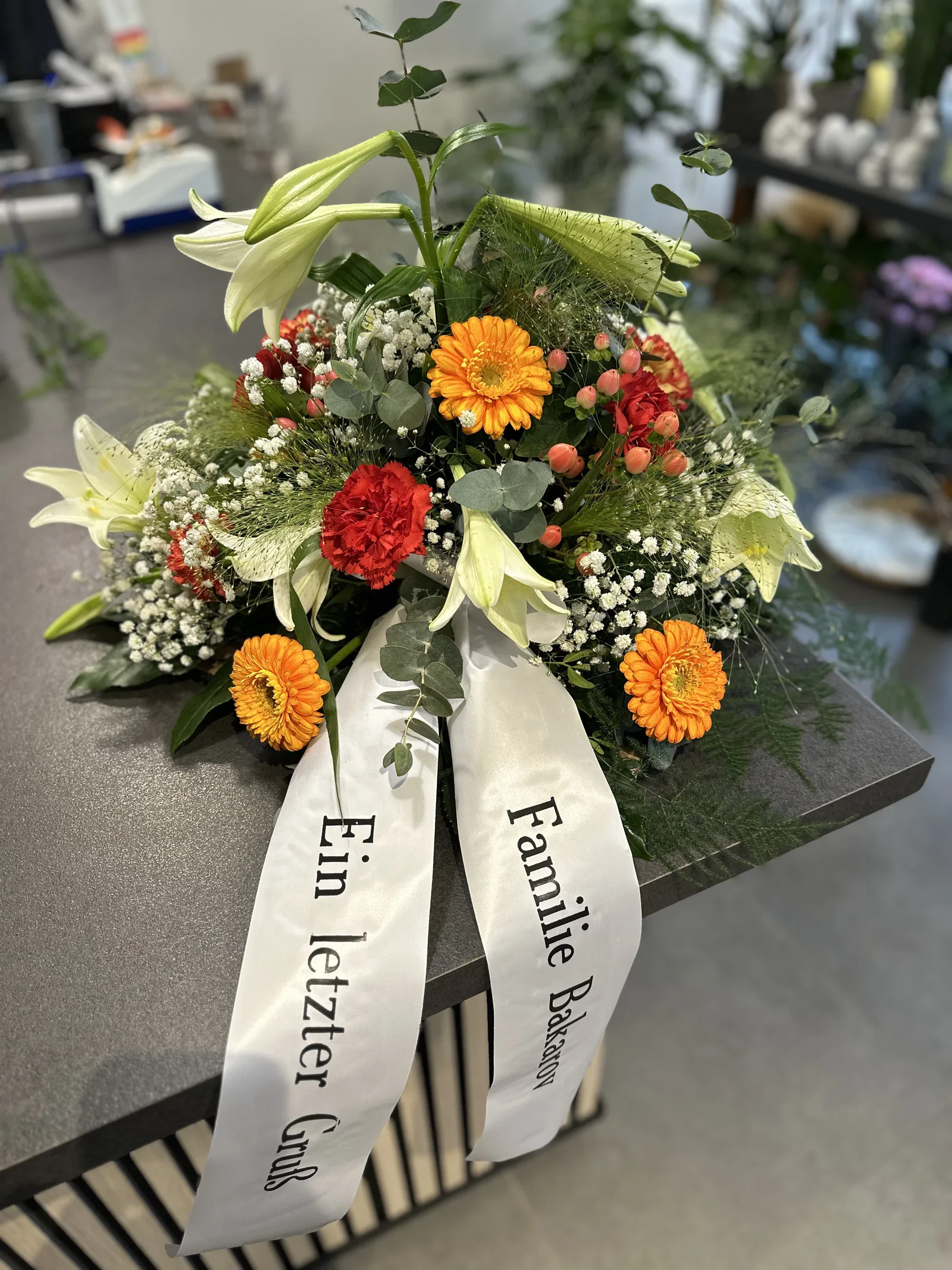 Würdevolles Trauergesteck mit Schleife – Trauerfloristik vom Blumenatelier Moers