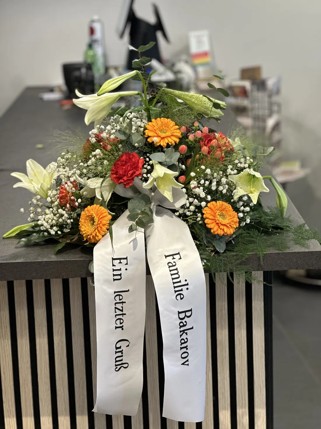 Würdevolles Trauergesteck mit Schleife vom Blumenatelier Moers