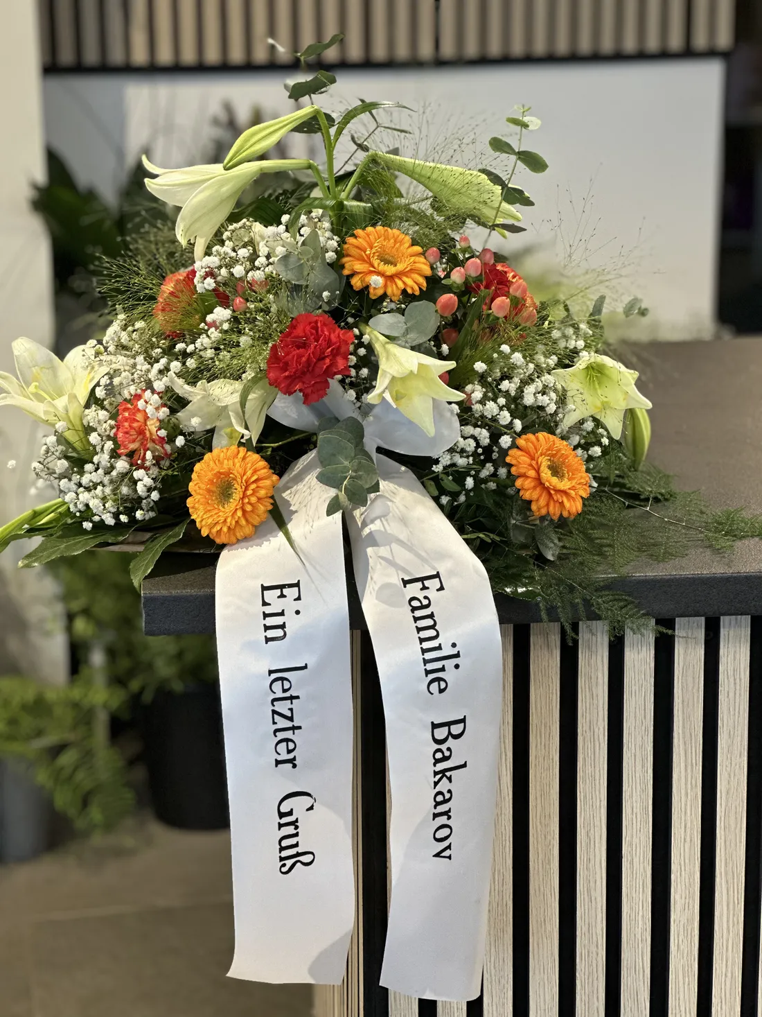 Würdevolles Trauergesteck mit Schleife vom Blumenatelier Moers